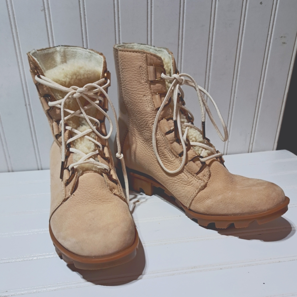 Sorel sherpa lace boots